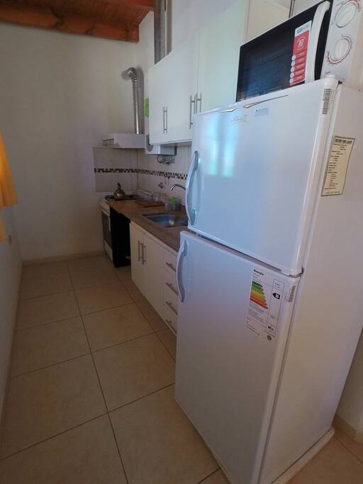 Cocina super equipada, microondas, cocina, heladera, freezer, utensilios, etc.
