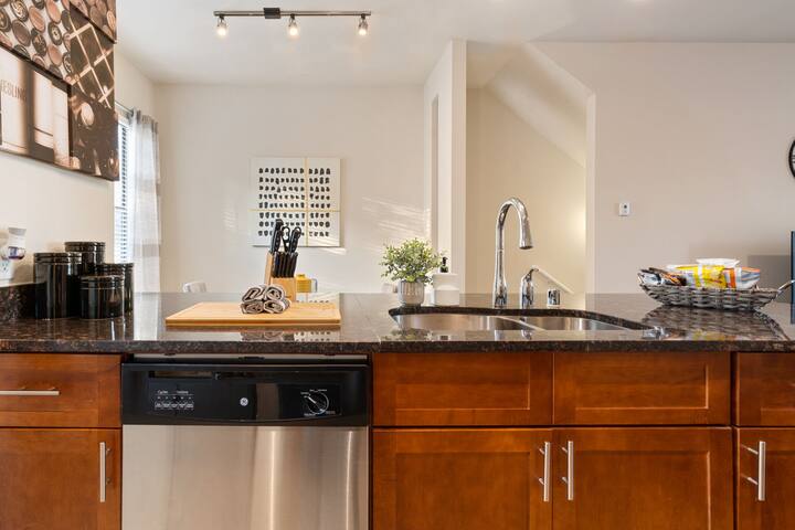 Uptown Upscale, 4 Levels, 2 Car Garage, Balcony gallery image 5