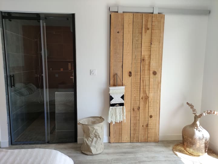 חדר שינה ראשי בחדר הרחצה 