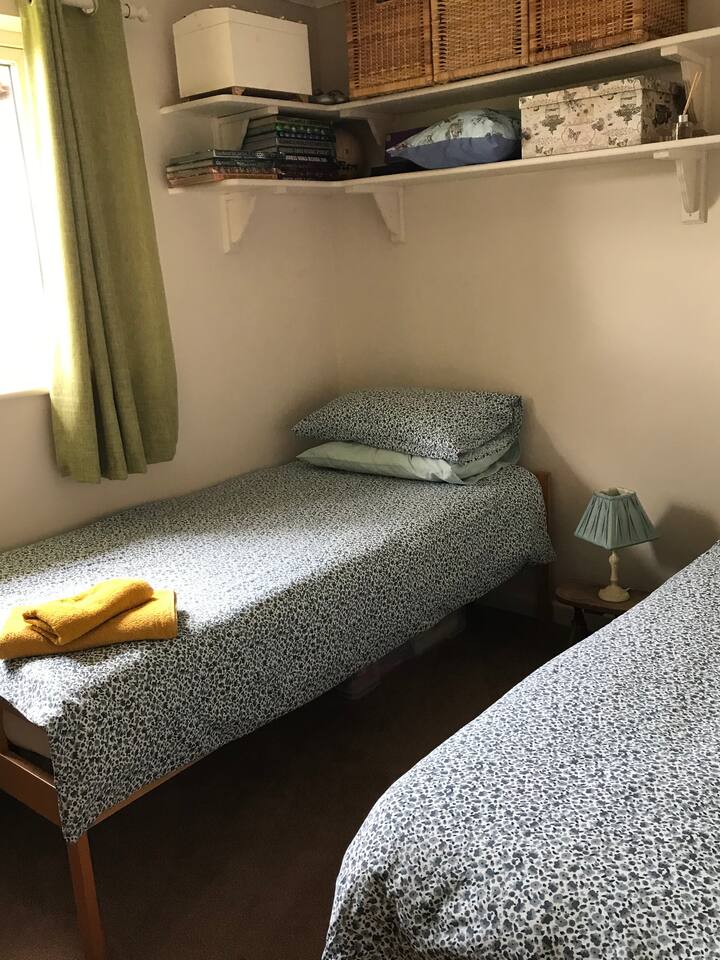 Camera doppia con letti singoli che può anche essere trasformata in una matrimoniale.