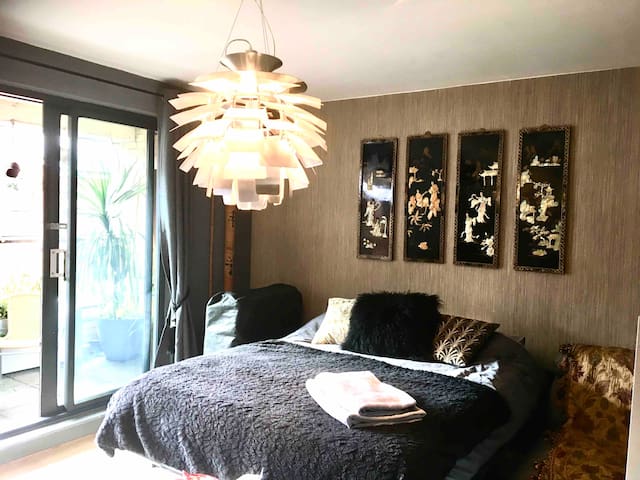 Oriental En-suite Studio Rm Nr Arena/Manc sleeps 3