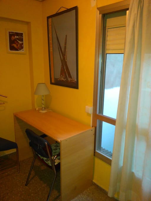 ESCRITORIO Y VENTANA
