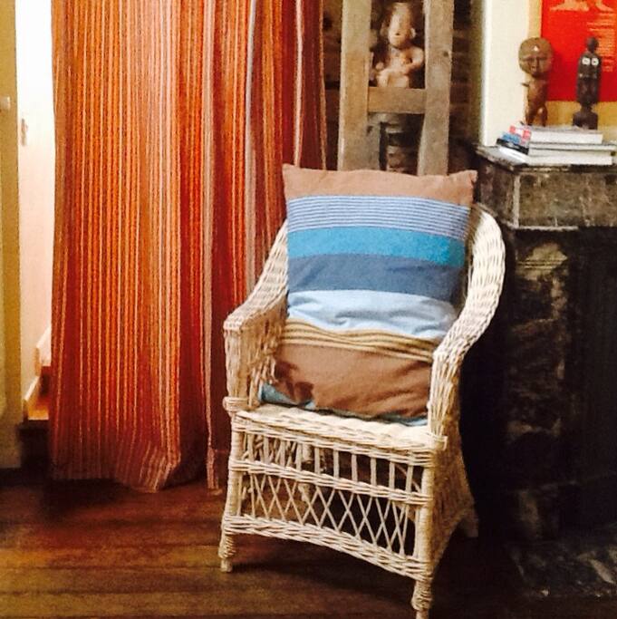 Dans l'entrée, un fauteuil et quelques bouquins rien que pour vous.