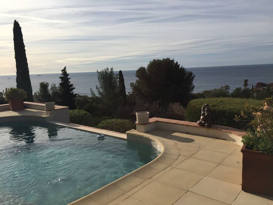 Piscine accessible par un escalier depuis le logement