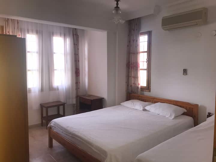 ห้องนอนที่ 2: เตียงคู่ขนาด 160x190 + เตียงเดี่ยวขนาด 90x 190: พักได้ 3 คน