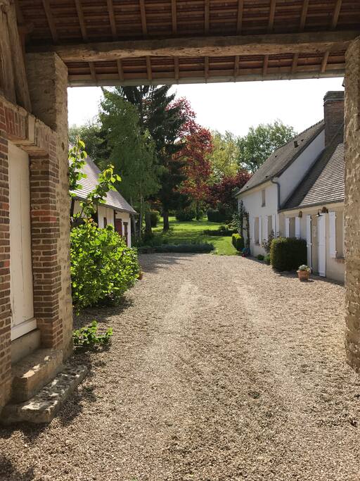 Vue d'ensemble
sur la cour fermée et le jardin de la fermette