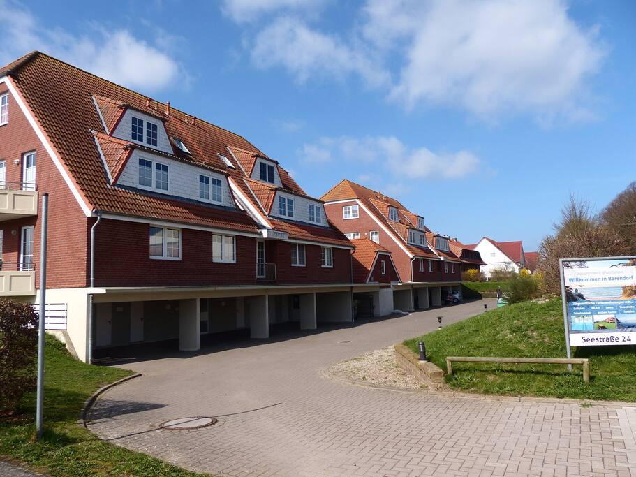Parkplätze vor dem Haus