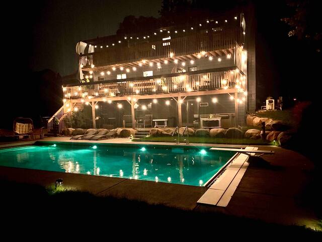 Large Retreat Minutes From Both Downtowns gallery image 2