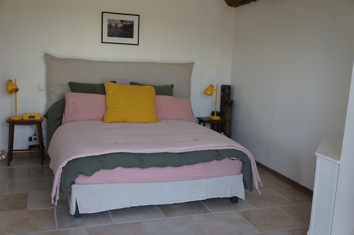 一楼宽敞的主卧室