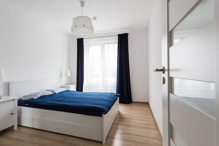 ห้องนอนพร้อมเตียงคู่ขนาดใหญ่สะดวกสบาย