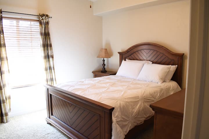 ห้องนอนผู้เข้าพักพร้อมเตียงควีนไซส์