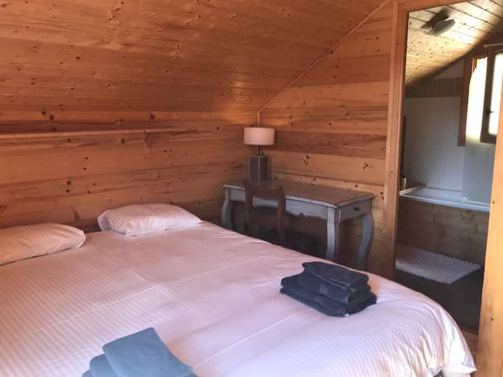 غرفة النوم 3 في الطابق الثاني - سرير كبير - حمام بحوض استحمام