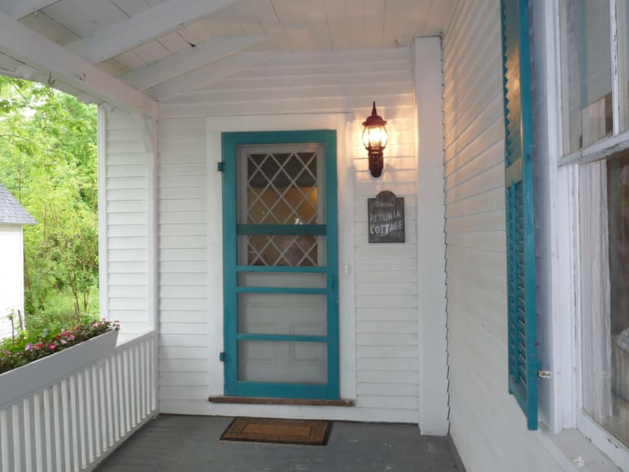 Welcome to Petunia Cottage! Entrance on front porch