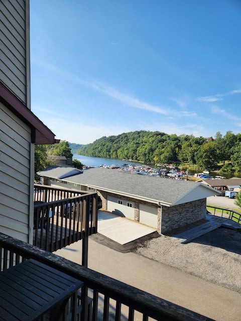 Lakeside Townhouse close to highways & town center