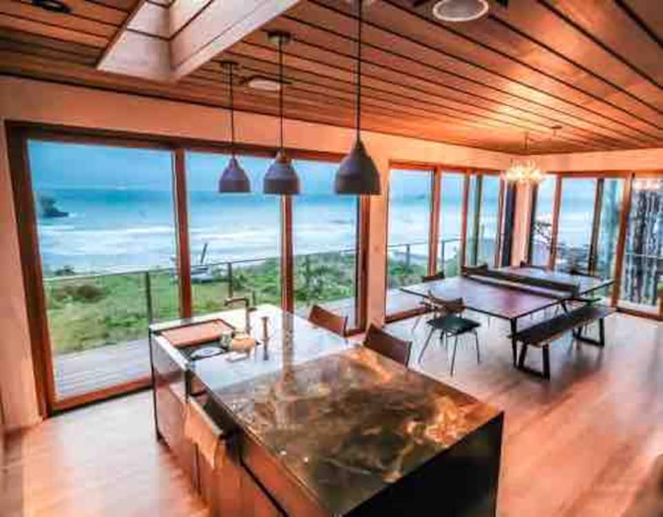 A Kundig-inspired glass house on Falcon Cove, Arch Cape, Oregon, United States, photo 1 of 10