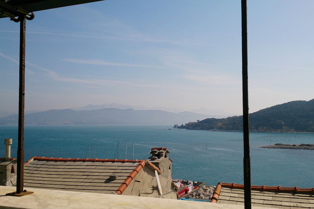 La vista sul golfo e sui tetti di Portovenere dal terrazzo pranzo