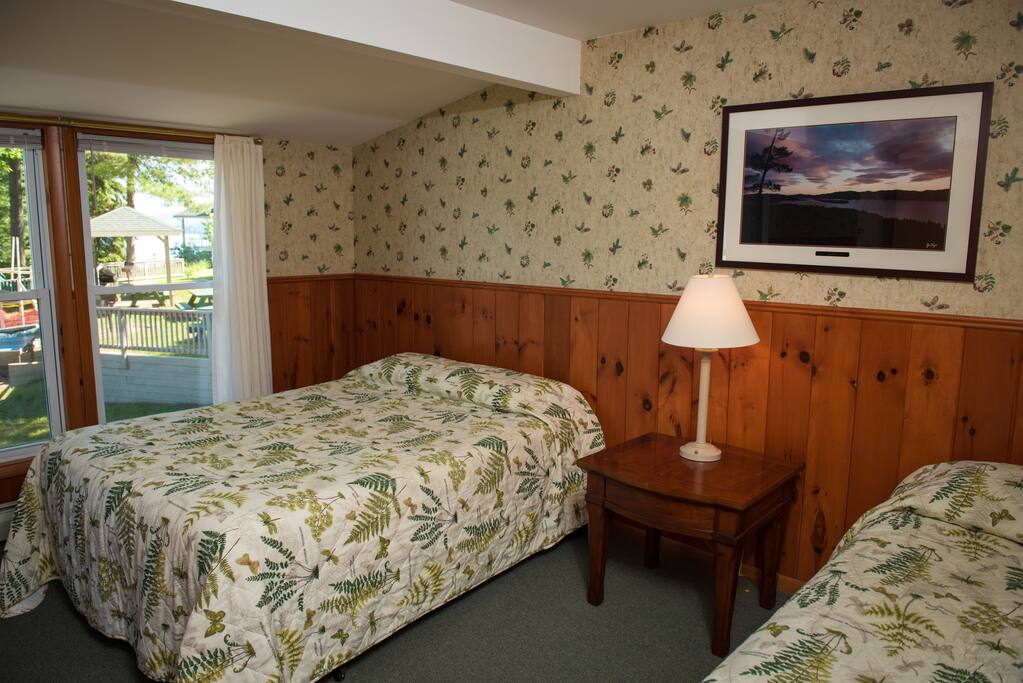 first bedroom (1 Queen, 1twin)