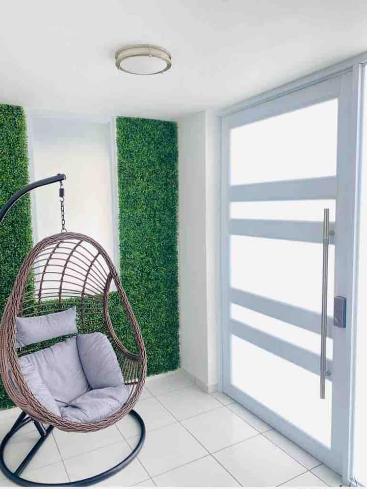 Foyer s hlavnými vstupnými dverami a útulným posedením