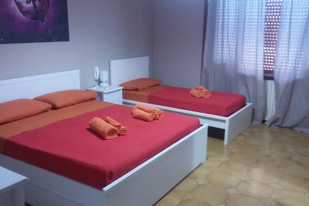 Camera da letto matrimoniale con letto singolo