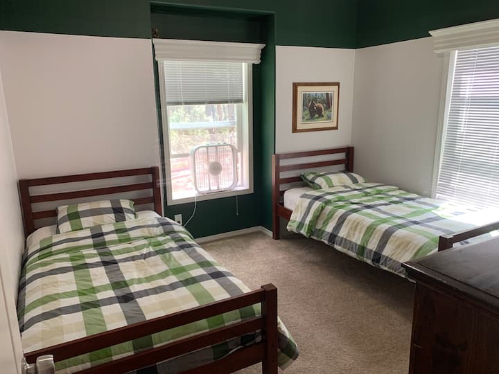 Спална соба 4: чиста и удобна. Два двокреветни кревета.