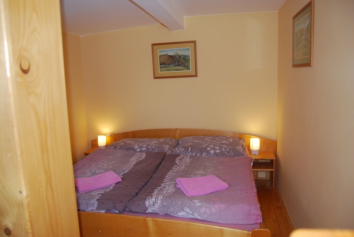 ห้องเตียงใหญ่พร้อมเตียงเสริม