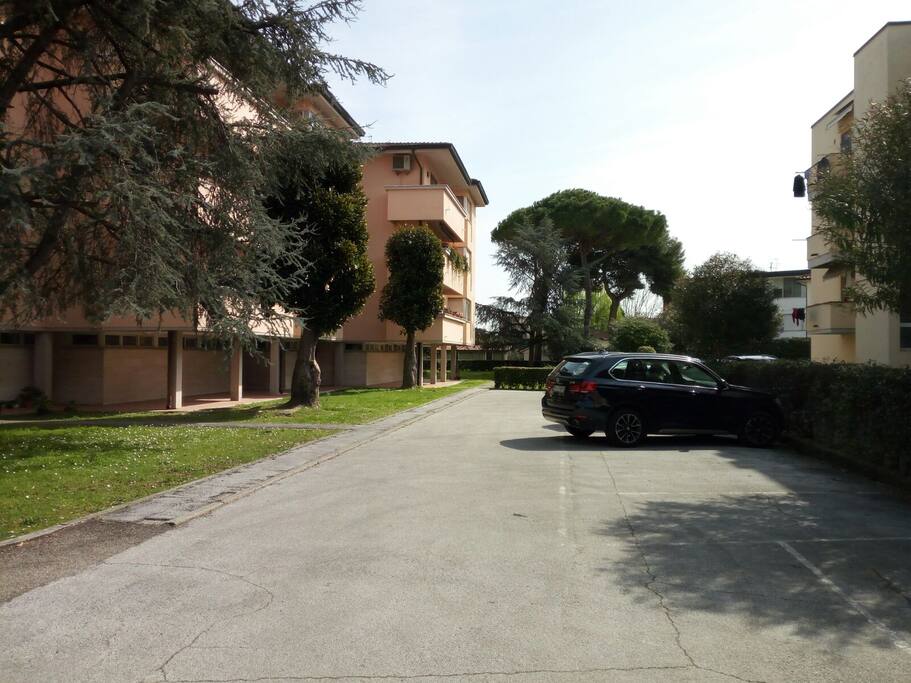 Posto auto in area recintata