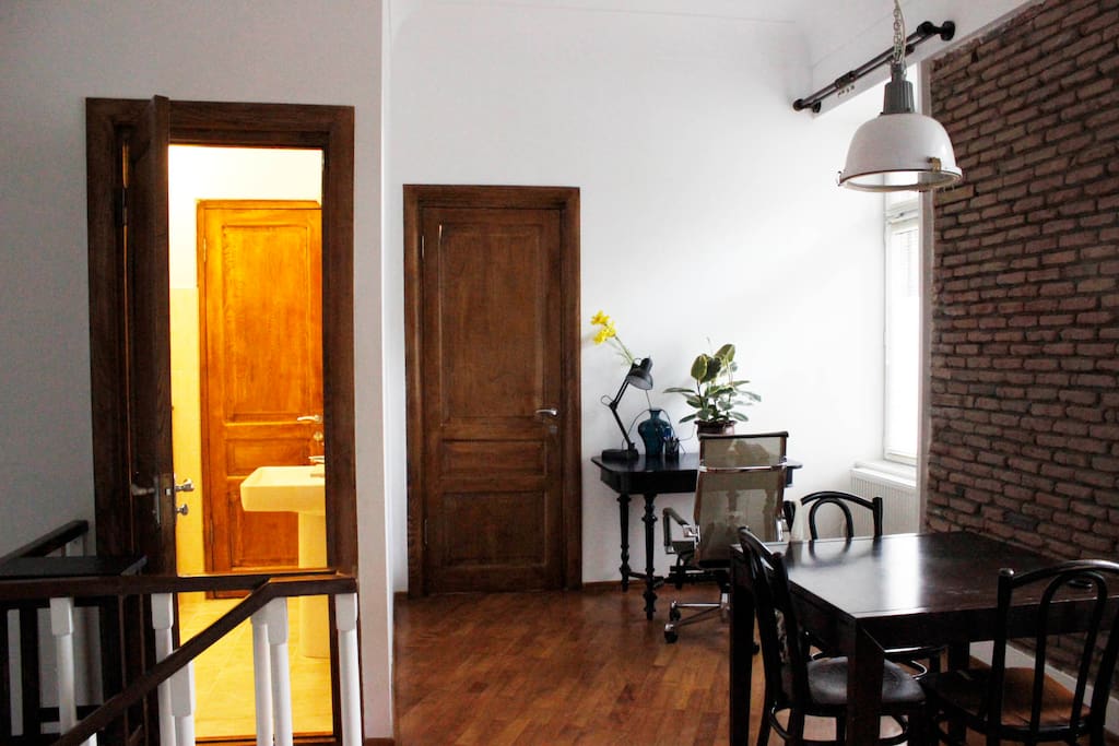Extendable dining table