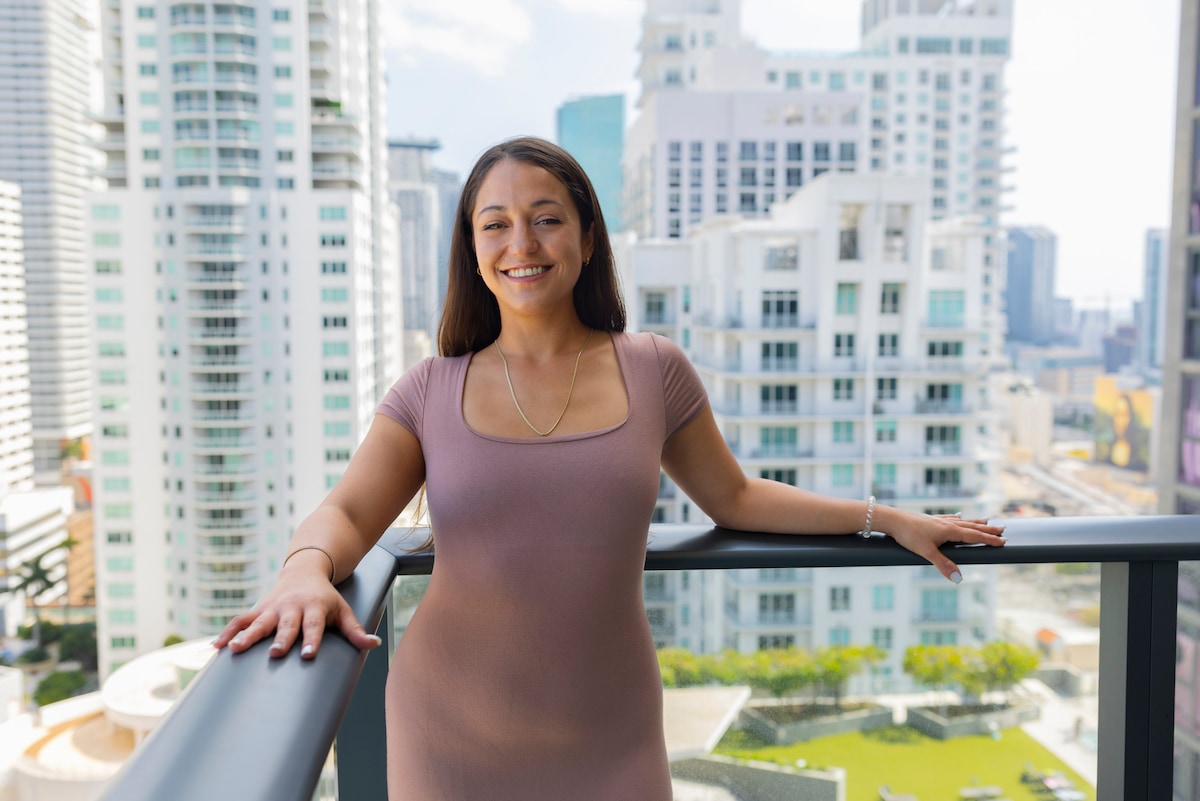 Image of Maria standing at her balcony
