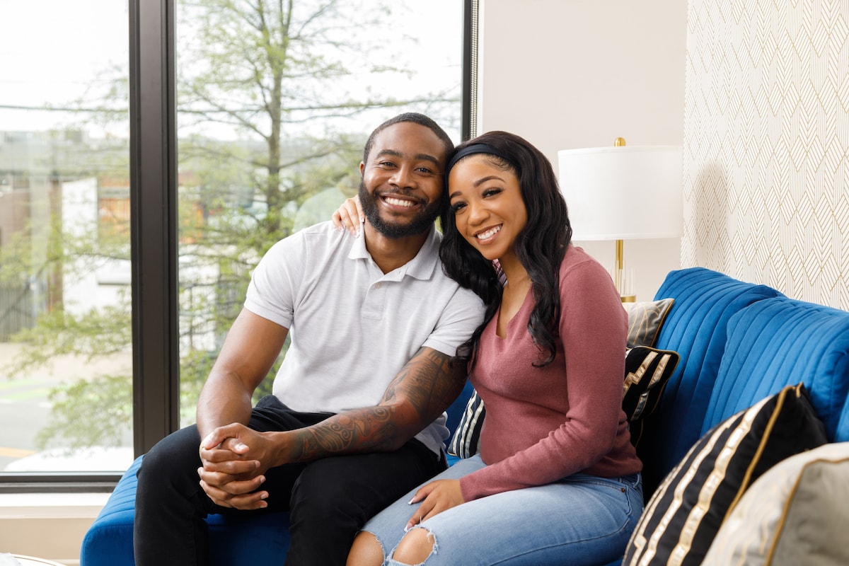 Image of Jardon & Jayla sitting at a couch