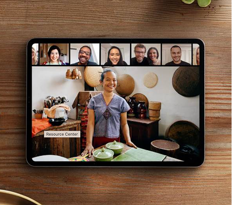 iPad ekrānā ir redzams videozvans, kurā piedalās vairāki saimnieki un kurā ir izcelta norāde Resursu centrs