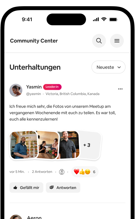 Ein Smartphone, das einen Unterhaltungs-Feed mit einem Foto-Beitrag eines Gastgebers bzw. einer Gastgeberin und Reaktionen aus der Community anzeigt.