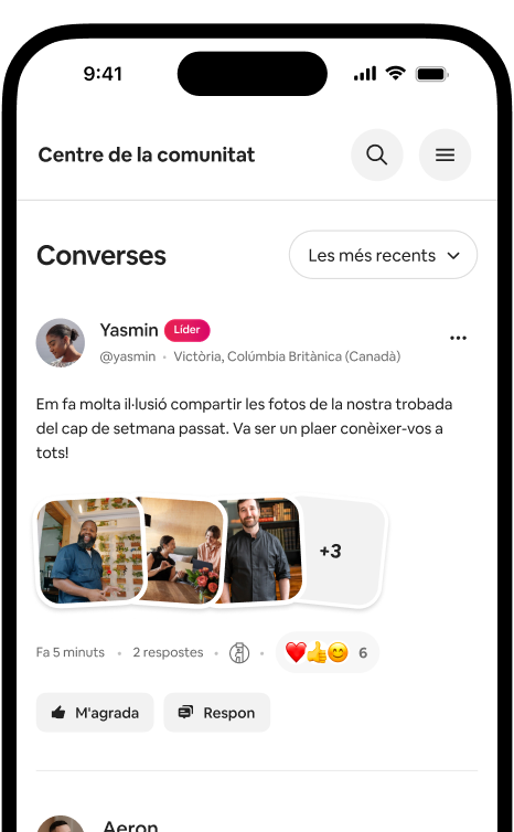 Un telèfon que mostra un canal de converses on es veu una publicació amb la foto d'un amfitrió i les reaccions de la comunitat.