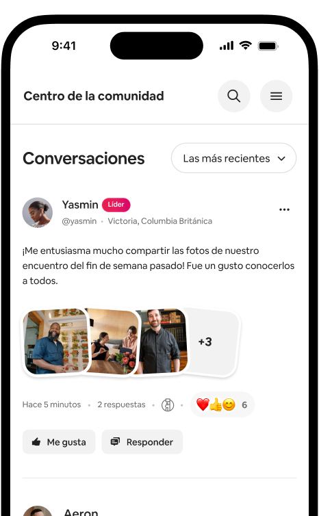 Un celular muestra un feed de Conversaciones, con la publicación de una foto subida por un anfitrión y las reacciones de la comunidad.