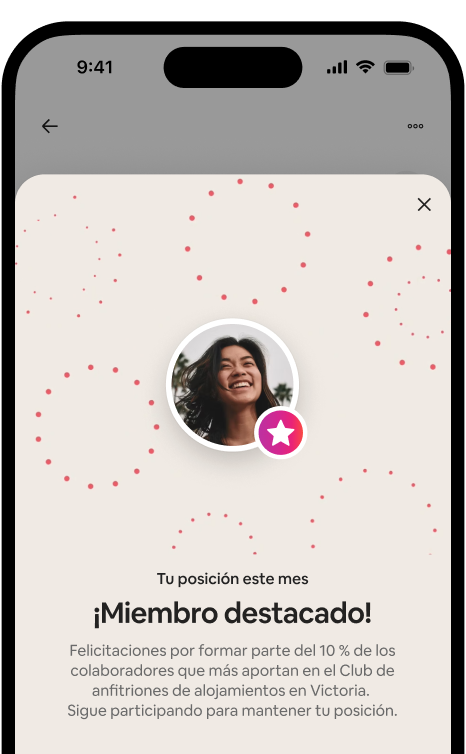 Un teléfono muestra un cuadro de celebración de Miembro destacado con el avatar de un anfitrión y una insignia de categoría.