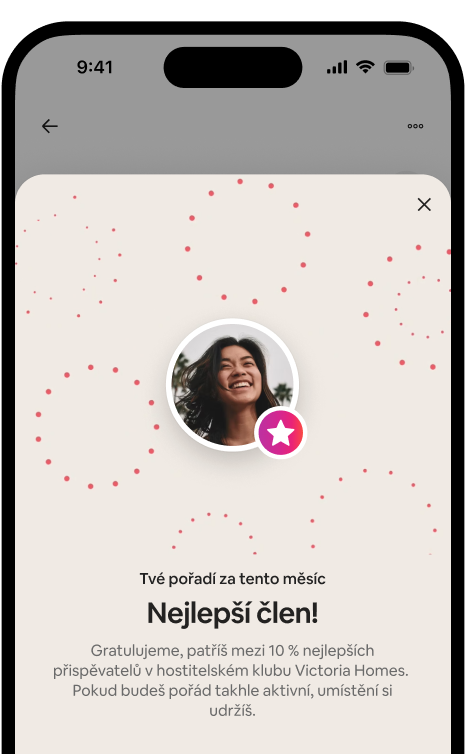 Telefon zobrazující vyskakovací okno s oslavou nejlepšího člena, ve kterém je avatar hostitele a odznak jeho hodnosti.