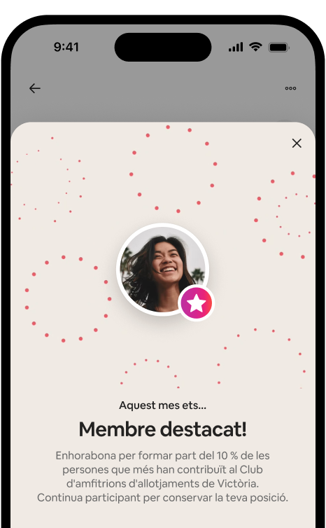 Un telèfon que mostra una finestra modal de celebració d'un membre destacat amb l'avatar d'un amfitrió i un distintiu de posició.