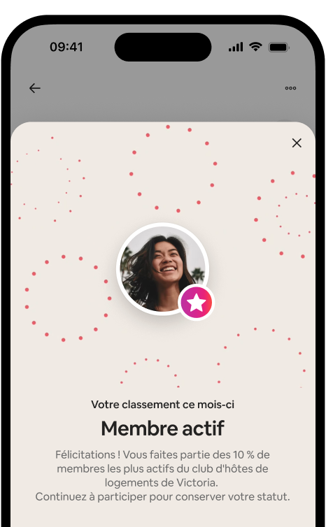 Un téléphone affiche une fenêtre contextuelle de célébration d'un membre actif, avec l'avatar d'un hôte et un badge de statut.