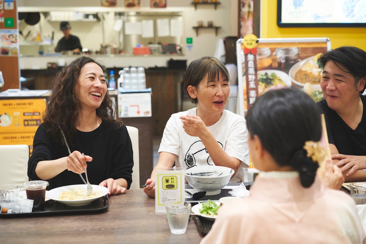 Hosts enjoying a meal together at the Osaka Host Community Meetup.