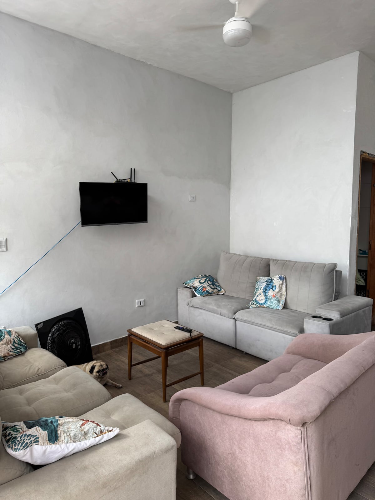 Sala de estar compartilhada da Reserva Caiobá, com sofás e TV