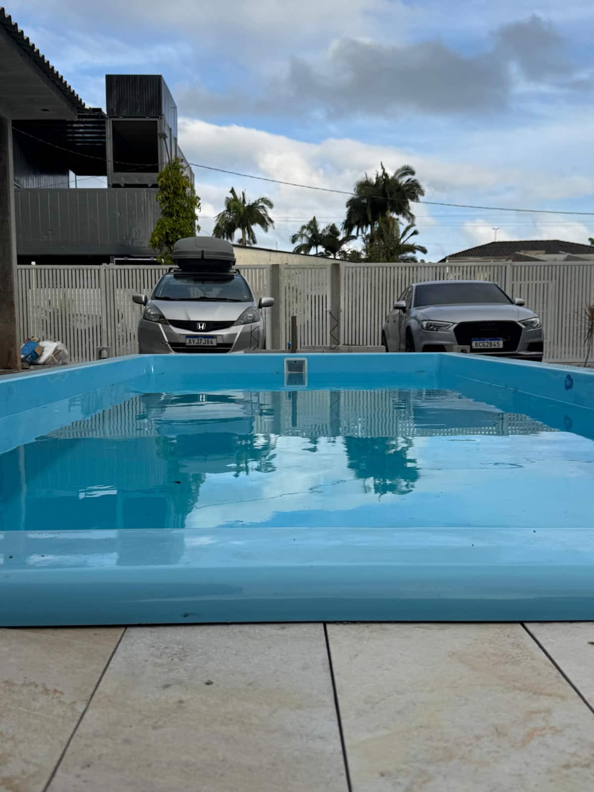 Piscina da Reserva Caiobá durante o dia, com o estacionamento ao fundo