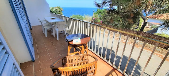 2-bedroom Apartment Steps From Carboneres Beach, Well-equipped, Pet-friendly, With Parking - Llançà