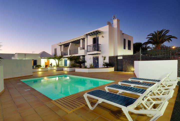 Apartment 5 Small Block Of 6 Apartments, A Stones Through From Marina Rubicon - Lanzarote