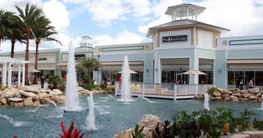 Tampa Premium Outlets