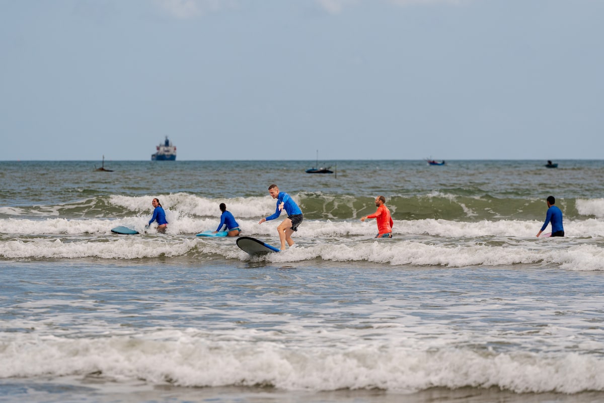Isa certified Group surf class in Danang/Hoian