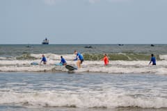 Surfea en Da Nang con instructores certificados por la ISA