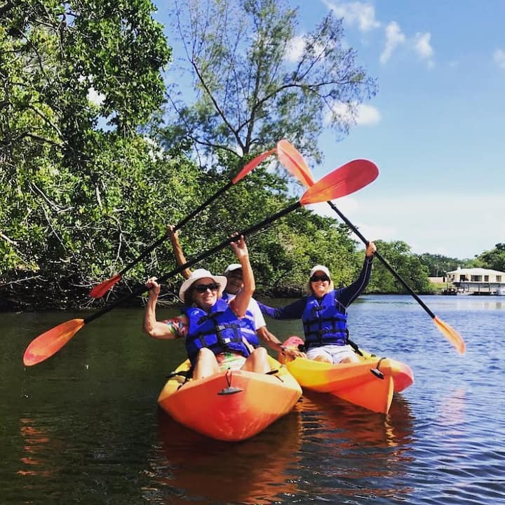 Карайте каяк в крайбрежна общност