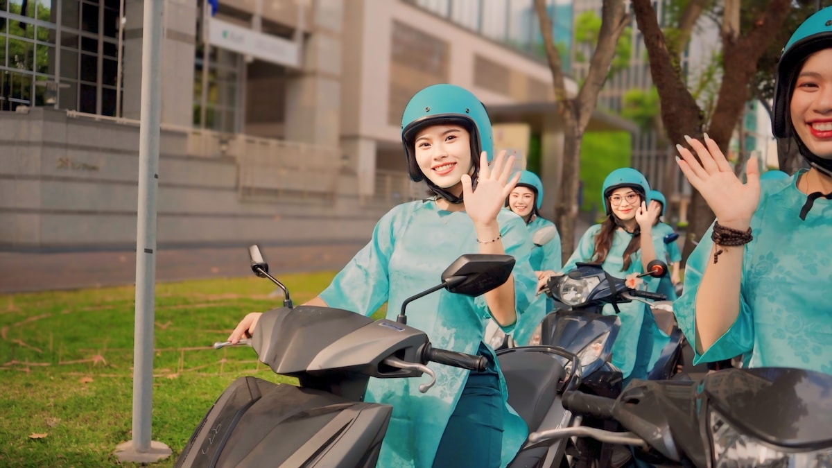 Female Rider - Ho Chi Minh City Tour By Scooter