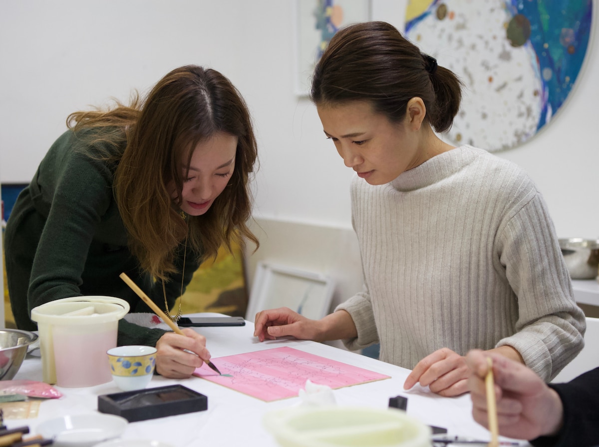 Create Nihonga art in an artist's studio