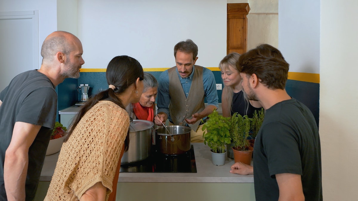 Make pasta and tiramisù in an Italian home