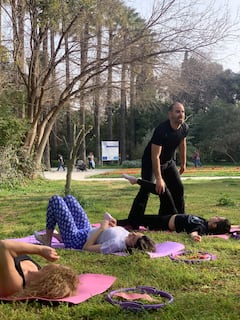 Pilates et gymnastique suédoise au lever du soleil au parc national